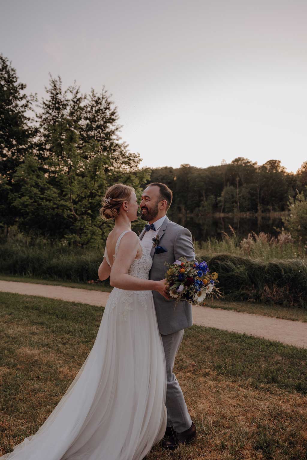 Hochzeitsfotos Landgut Stobe heiraten 2024 hochzeitsfotograf berlin Brandenburg hochzeitslocation Brandenburg freie trauung heiraten am See paarfotos coupleshoot Hochzeitsporträt Hochzeitsfotos