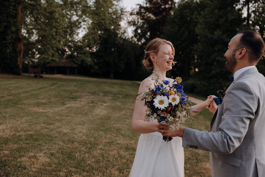 Hochzeitsfotos Landgut Stobe heiraten 2024 hochzeitsfotograf berlin Brandenburg hochzeitslocation Brandenburg freie trauung heiraten am See paarfotos coupleshoot Hochzeitsporträt Hochzeitsfotos