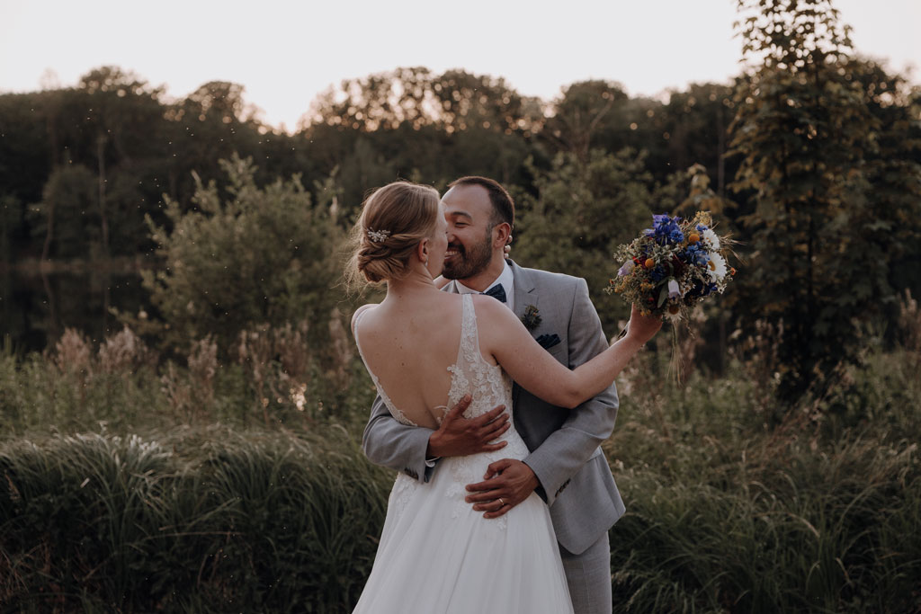 Hochzeitsfotos Landgut Stobe heiraten 2024 hochzeitsfotograf berlin Brandenburg hochzeitslocation Brandenburg freie trauung heiraten am See paarfotos coupleshoot Hochzeitsporträt Hochzeitsfotos