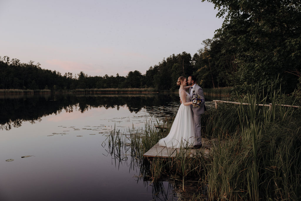 Hochzeitsfotos Landgut Stobe heiraten 2024 hochzeitsfotograf berlin Brandenburg hochzeitslocation Brandenburg freie trauung heiraten am See paarfotos coupleshoot Hochzeitsporträt Hochzeitsfotos Hochzeitsfotos am See auf Steg