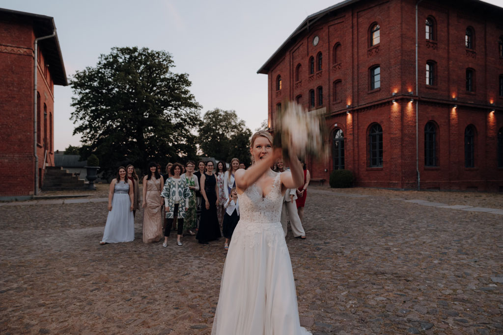 Hochzeitsfotos Landgut Stobe heiraten 2024 hochzeitsfotograf berlin Brandenburg hochzeitslocation Brandenburg freie trauung heiraten am See brautstrausswurf