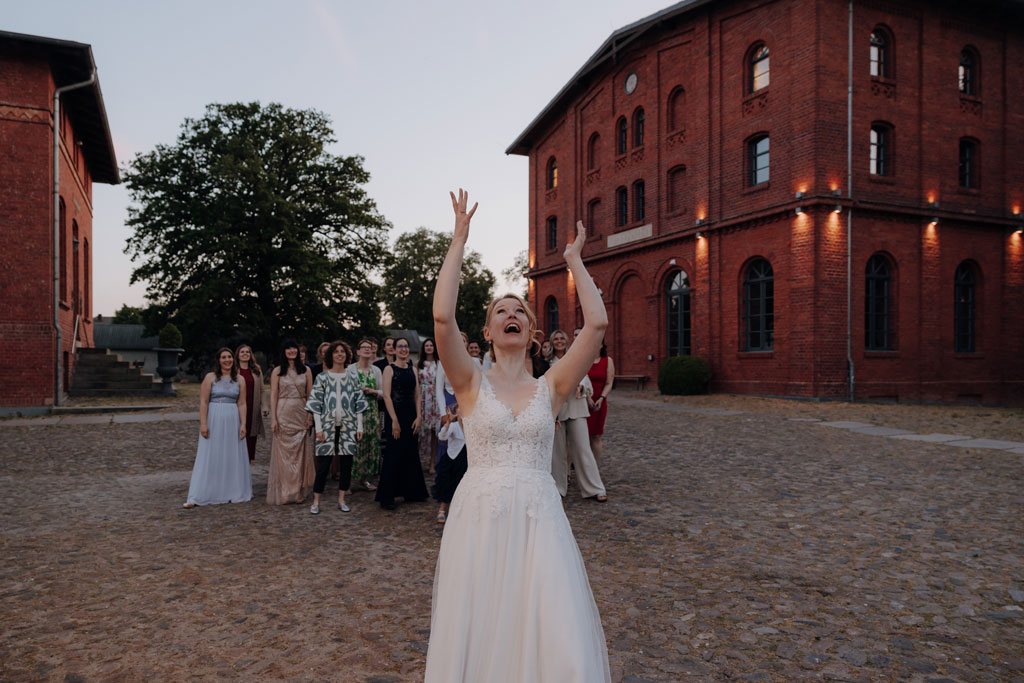 Hochzeitsfotos Landgut Stobe heiraten 2024 hochzeitsfotograf berlin Brandenburg hochzeitslocation Brandenburg freie trauung heiraten am See brautstrausswurf