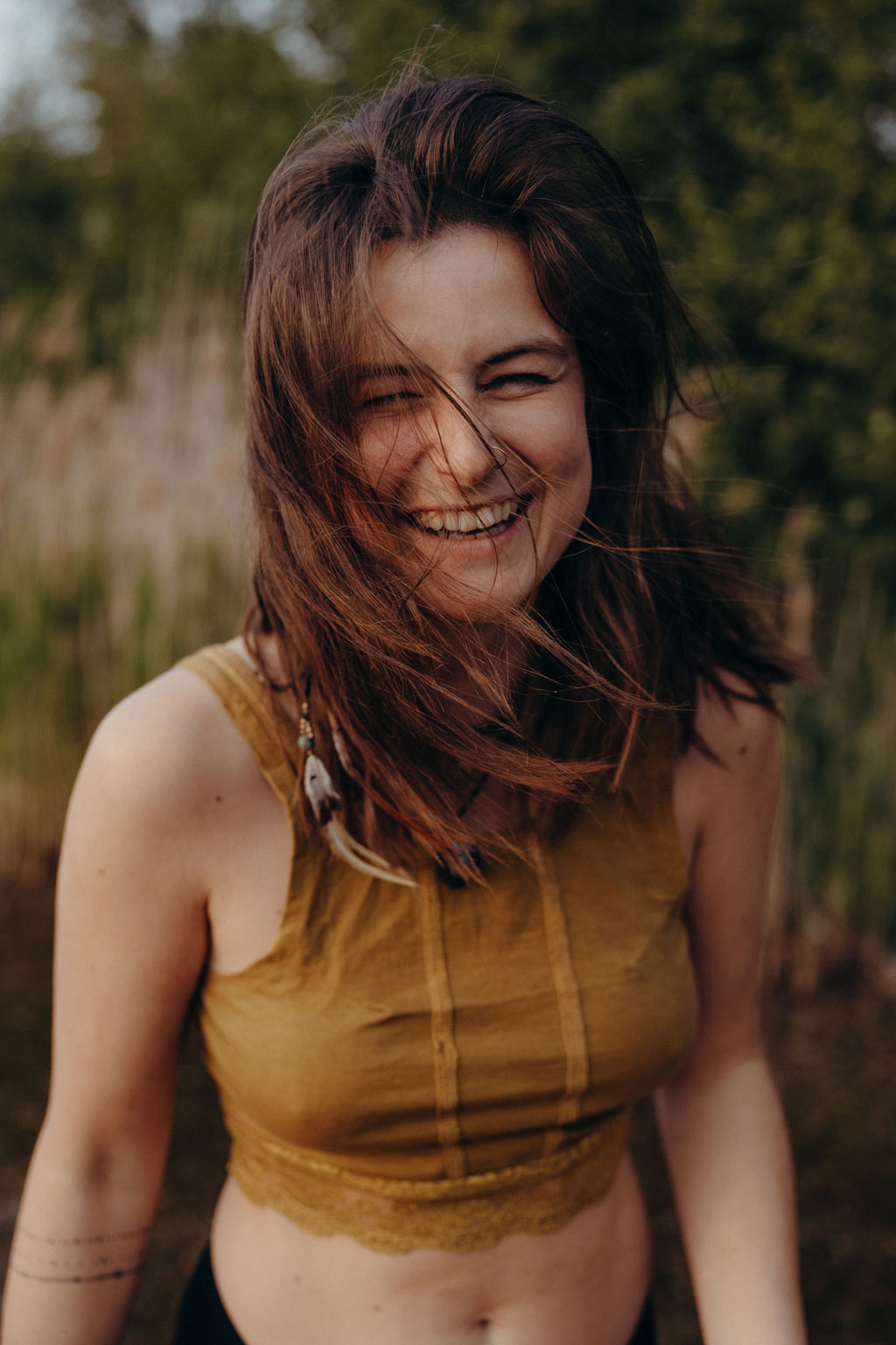 tanzende Frau woemnspower Stoff am Wasser schwarz weiß und färbe Natur am See Brandenburg berlin Fotografie portrait portrait berlin