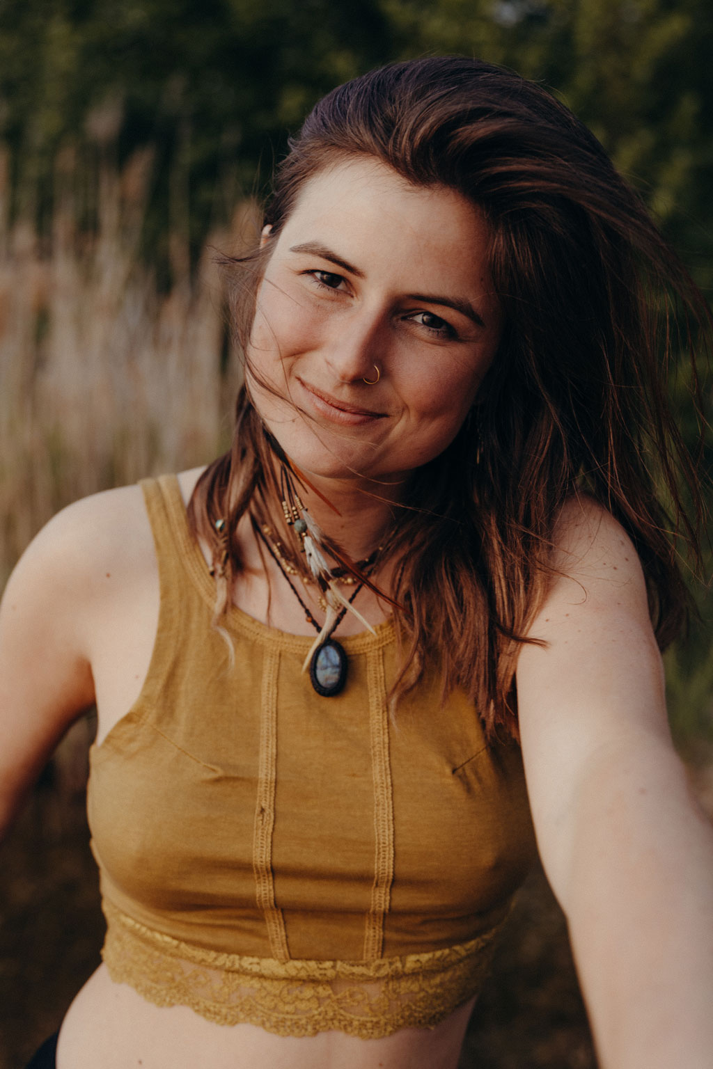 tanzende Frau woemnspower Stoff am Wasser schwarz weiß und färbe Natur am See Brandenburg berlin Fotografie portrait portrait berlin