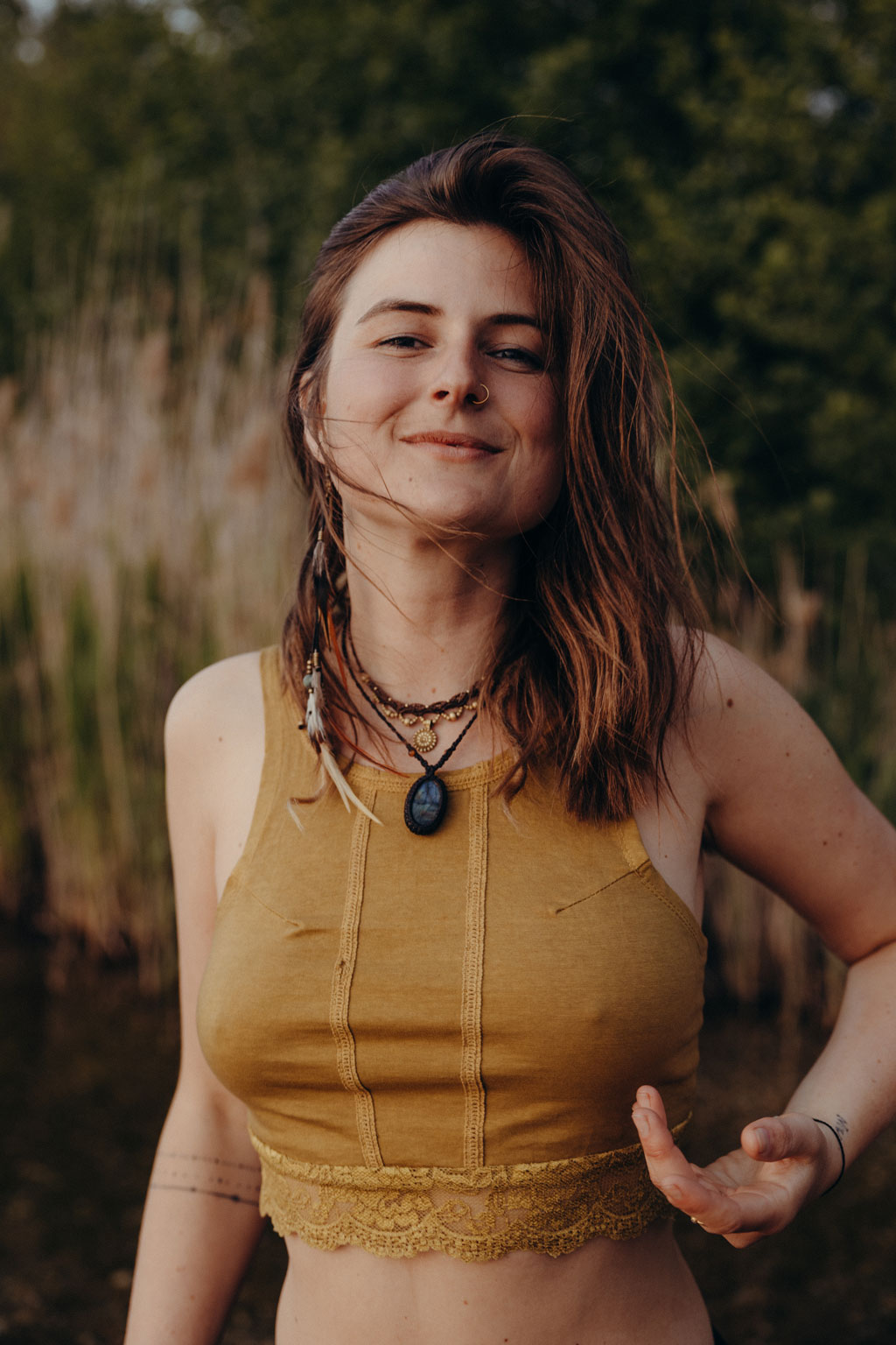 tanzende Frau woemnspower Stoff am Wasser schwarz weiß und färbe Natur am See Brandenburg berlin Fotografie portrait portrait berlin