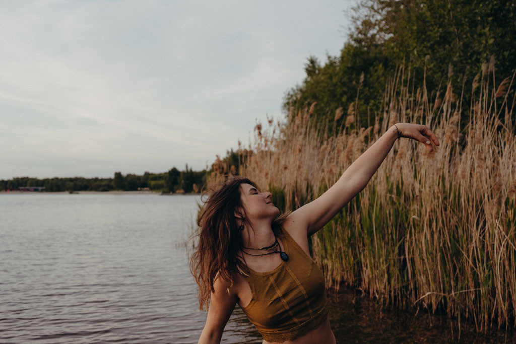 tanzende Frau woemnspower Stoff am Wasser schwarz weiß und färbe Natur am See Brandenburg berlin Fotografie portrait portrait berlin