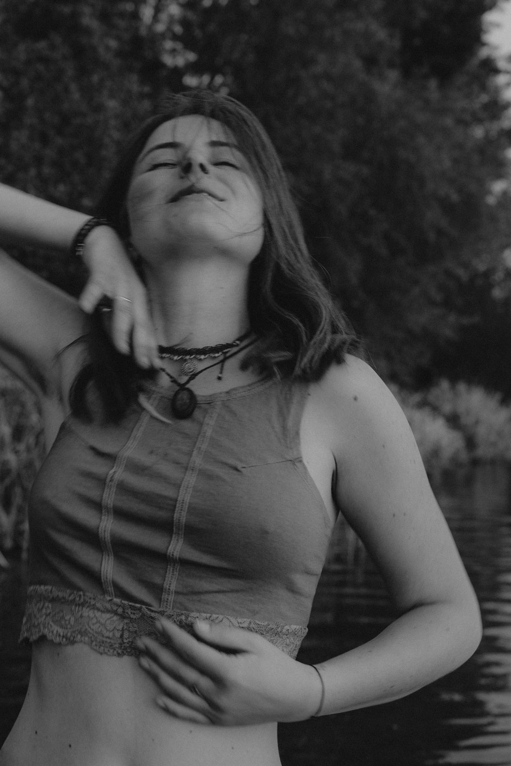 tanzende Frau woemnspower Stoff am Wasser schwarz weiß und färbe Natur am See Brandenburg berlin Fotografie portrait portrait berlin