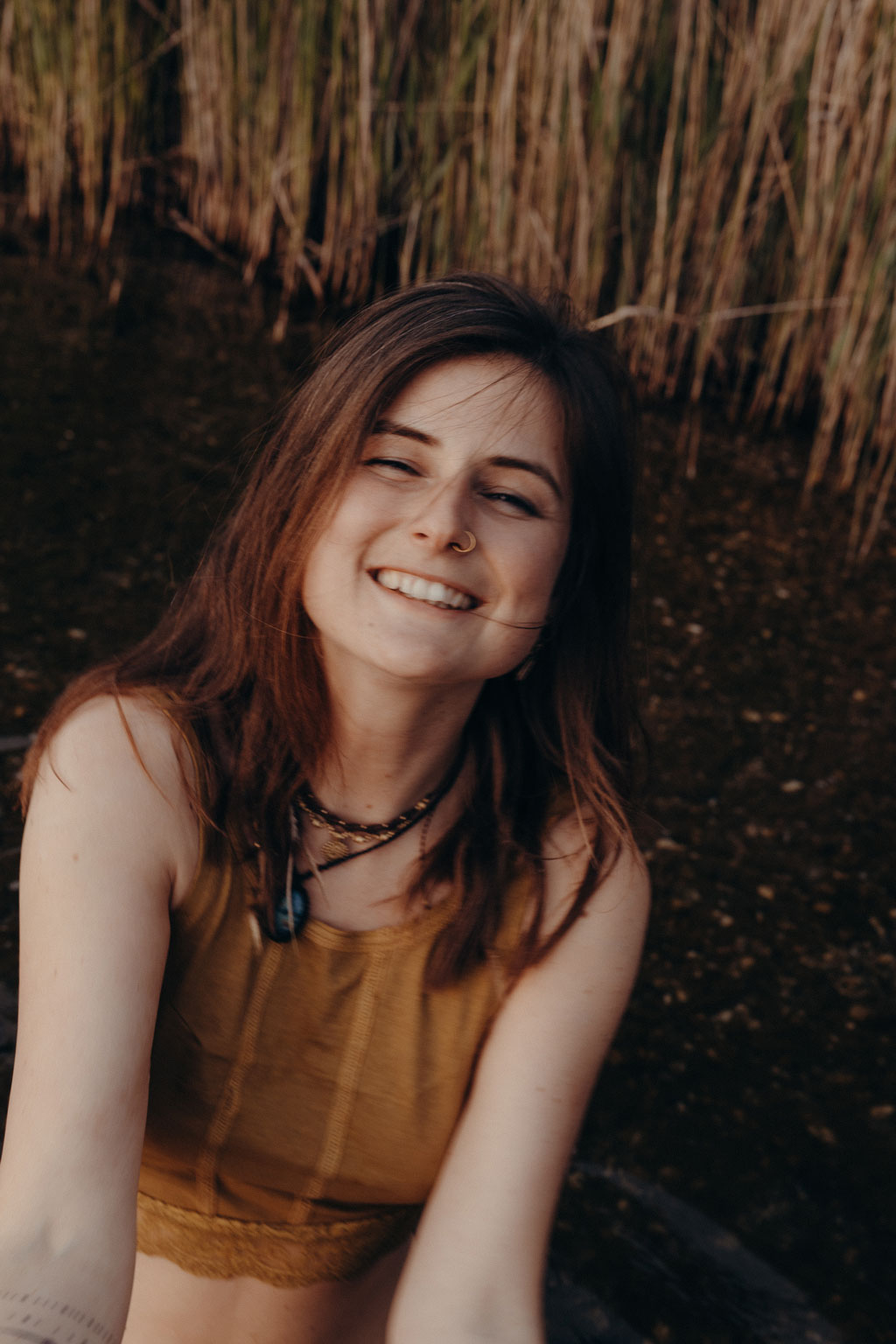 tanzende Frau woemnspower Stoff am Wasser schwarz weiß und färbe Natur am See Brandenburg berlin Fotografie portrait portrait berlin