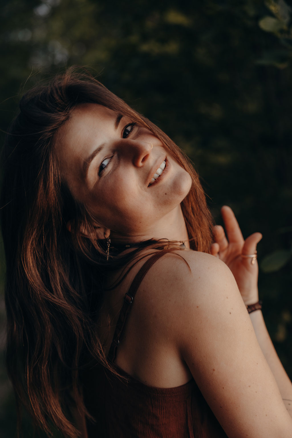 tanzende Frau woemnspower Stoff am Wasser schwarz weiß und färbe Natur am See Brandenburg berlin Fotografie portrait portrait berlin