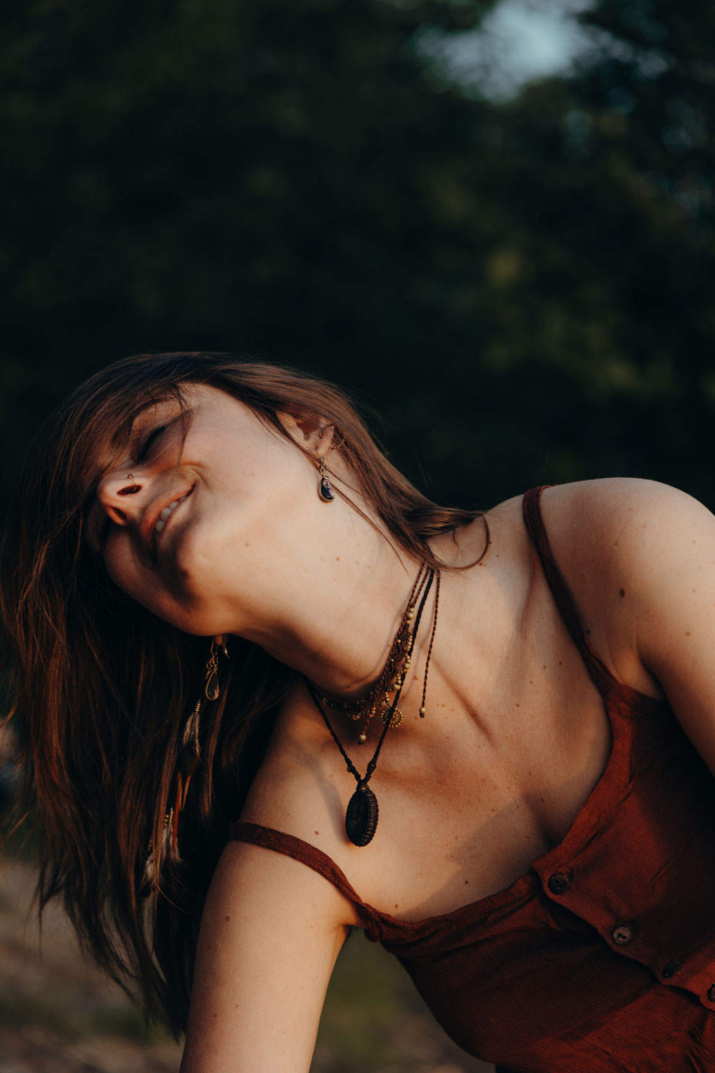 tanzende Frau woemnspower Stoff am Wasser schwarz weiß und färbe Natur am See Brandenburg berlin Fotografie portrait portrait berlin