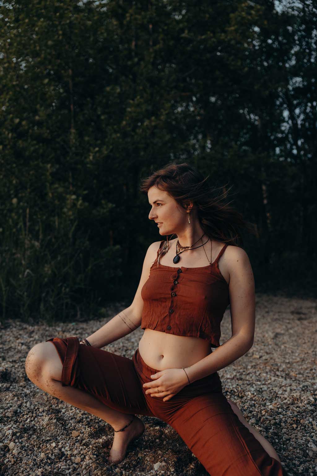 tanzende Frau woemnspower Stoff am Wasser schwarz weiß und färbe Natur am See Brandenburg berlin Fotografie portrait portrait berlin