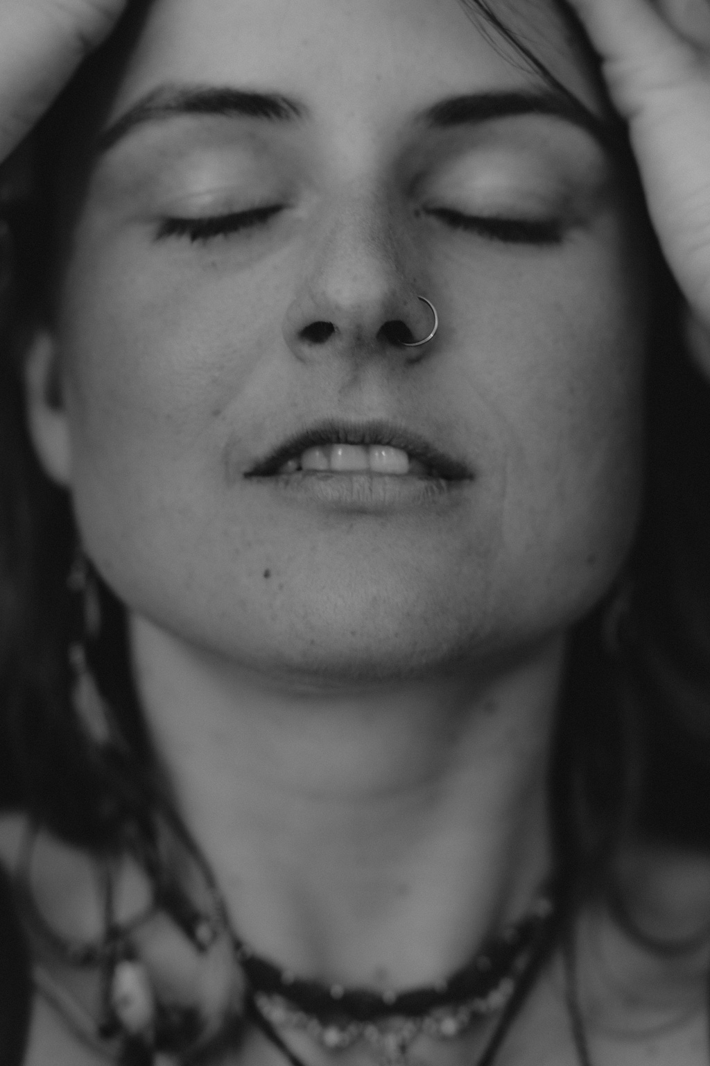 tanzende Frau woemnspower Stoff am Wasser schwarz weiß und färbe Natur am See Brandenburg berlin Fotografie portrait portrait berlin