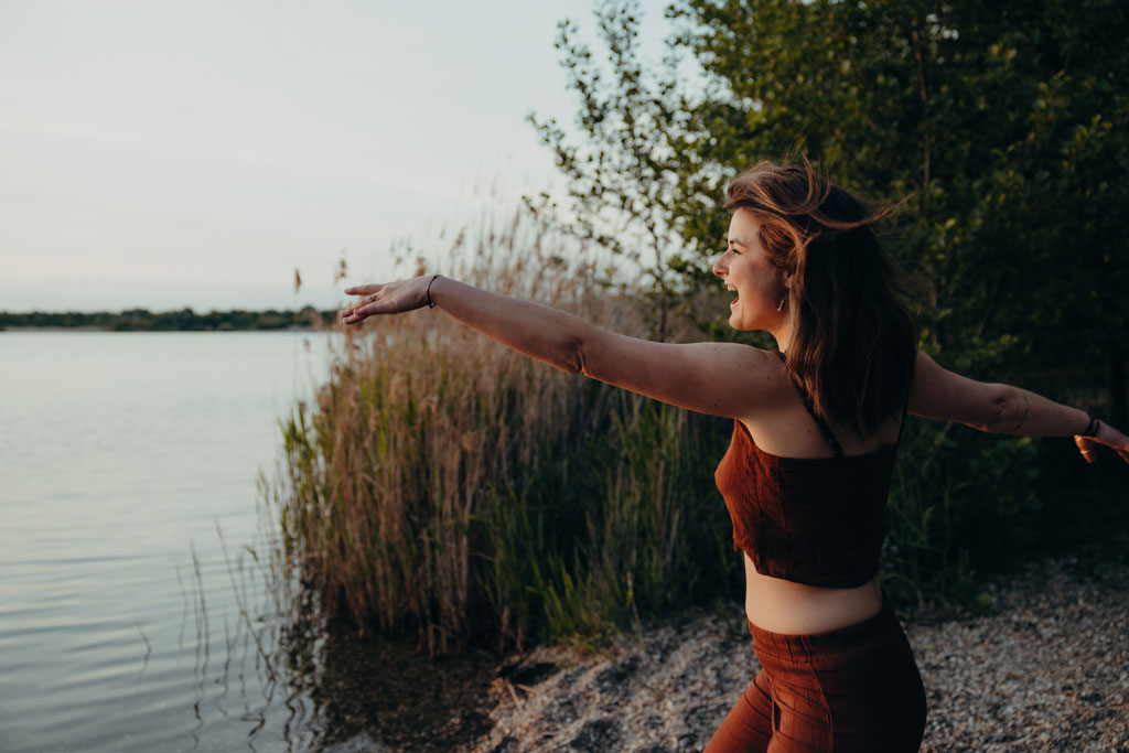 tanzende Frau woemnspower Stoff am Wasser schwarz weiß und färbe Natur am See Brandenburg berlin Fotografie portrait portrait berlin