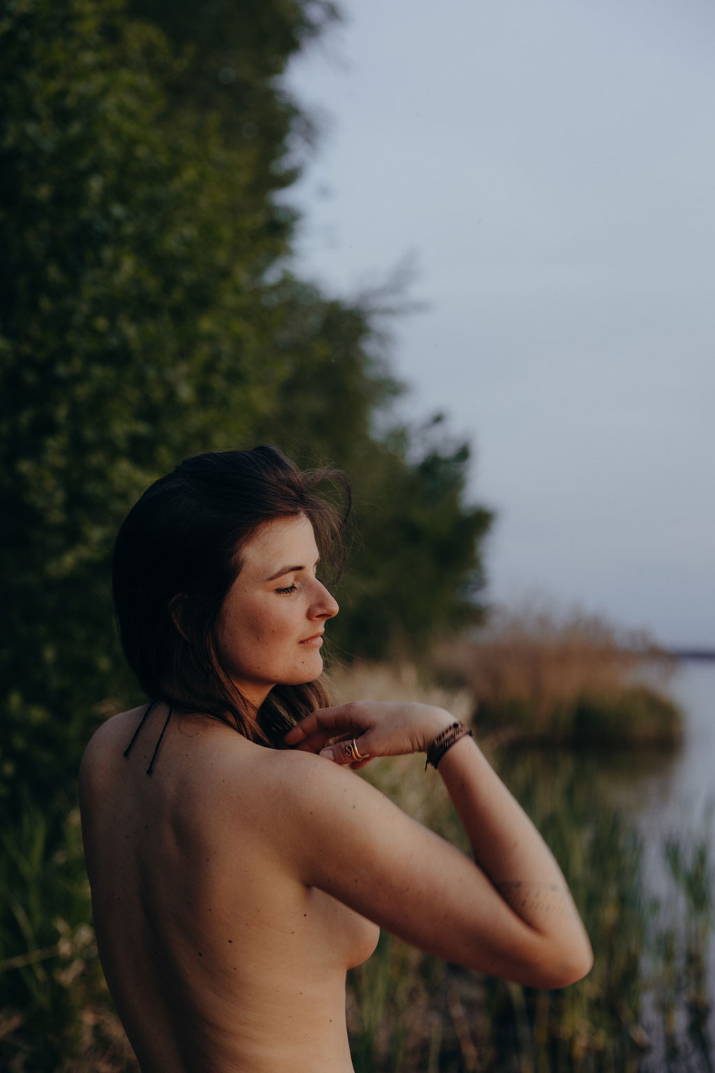 sonnenuntergangsshooting Bodoir am See Frau tanzt Fotoshootings Frau in Bewegung am Wasser in berlin und Brandenburg Fotografin grüner und rosa Hintergrund Sunset shooting