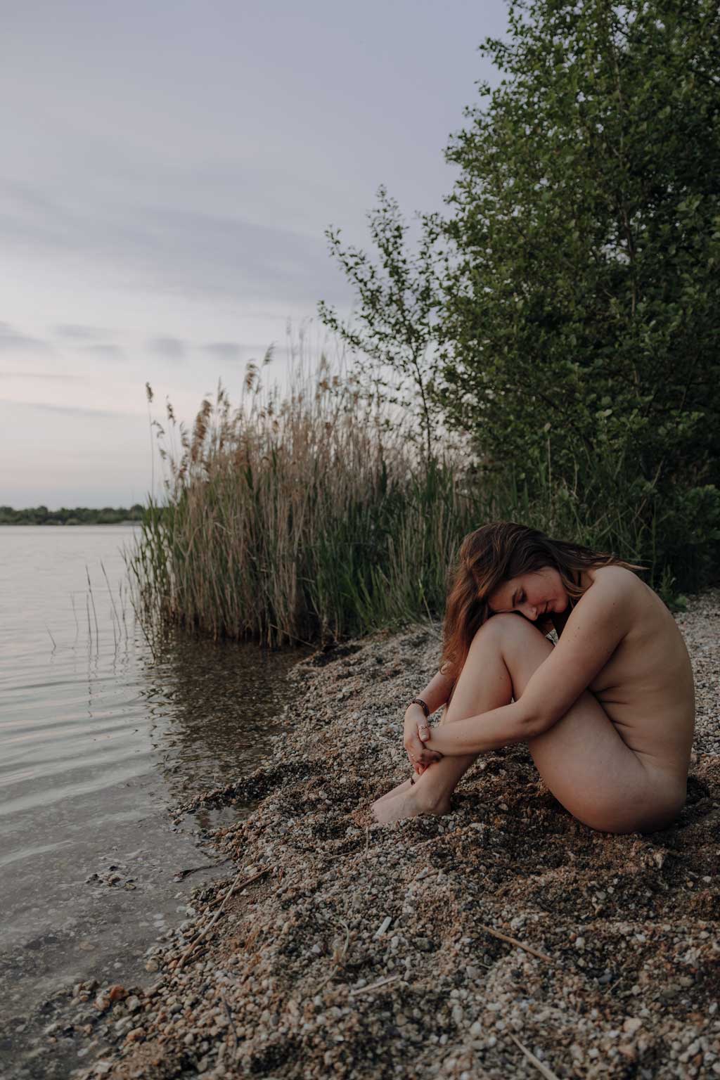 sonnenuntergangsshooting Bodoir am See Frau tanzt Fotoshootings Frau in Bewegung am Wasser in berlin und Brandenburg Fotografin grüner und rosa Hintergrund Sunset shooting