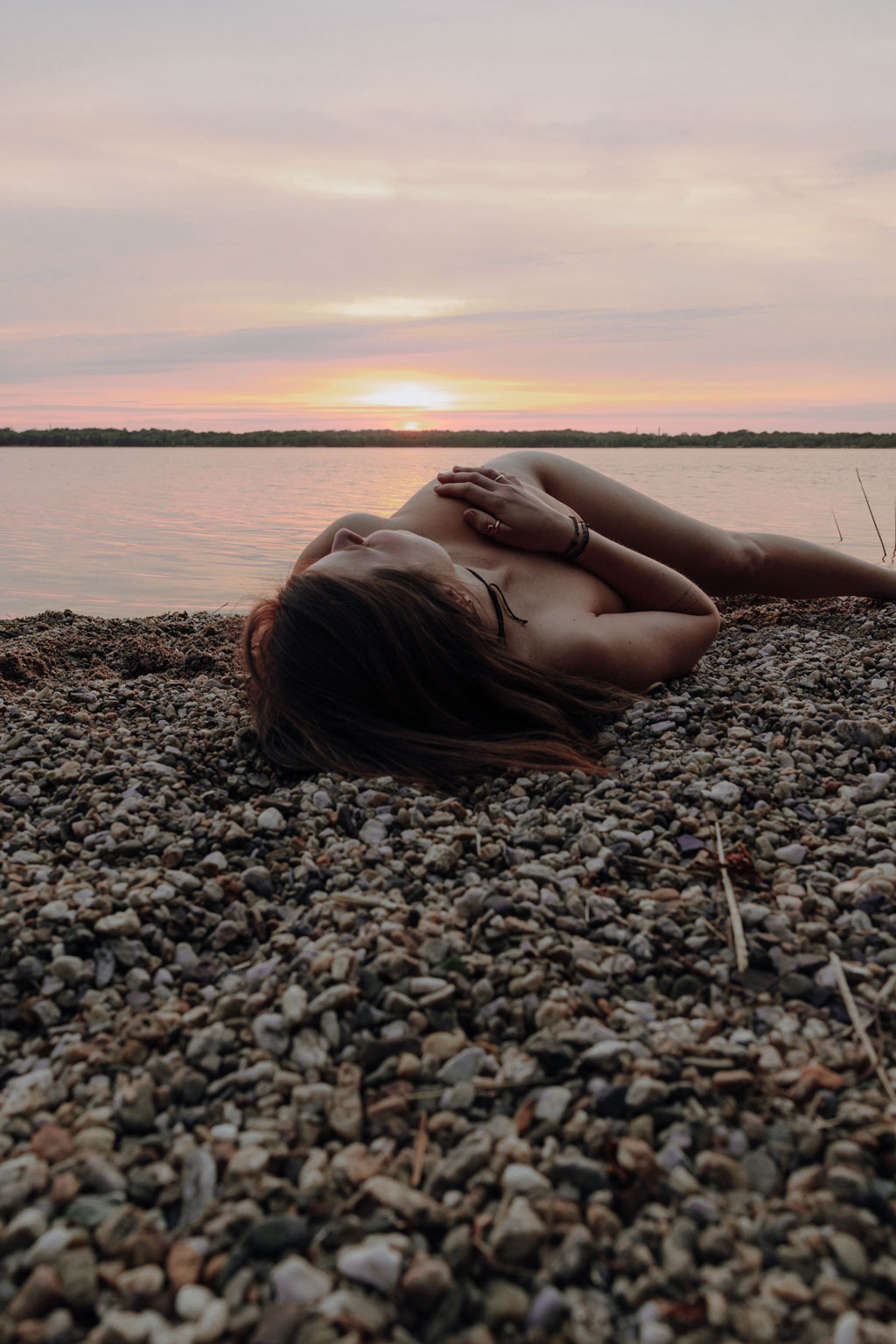 sonnenuntergangsshooting Bodoir am See Frau tanzt Fotoshootings Frau in Bewegung am Wasser in berlin und Brandenburg Fotografin grüner und rosa Hintergrund Sunset shooting