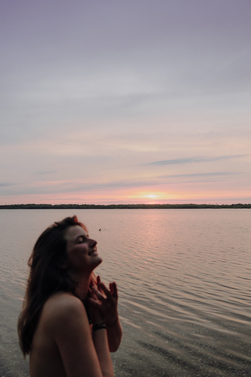 sonnenuntergangsshooting Bodoir am See Frau tanzt Fotoshootings Frau in Bewegung am Wasser in berlin und Brandenburg Fotografin grüner und rosa Hintergrund Sunset shooting