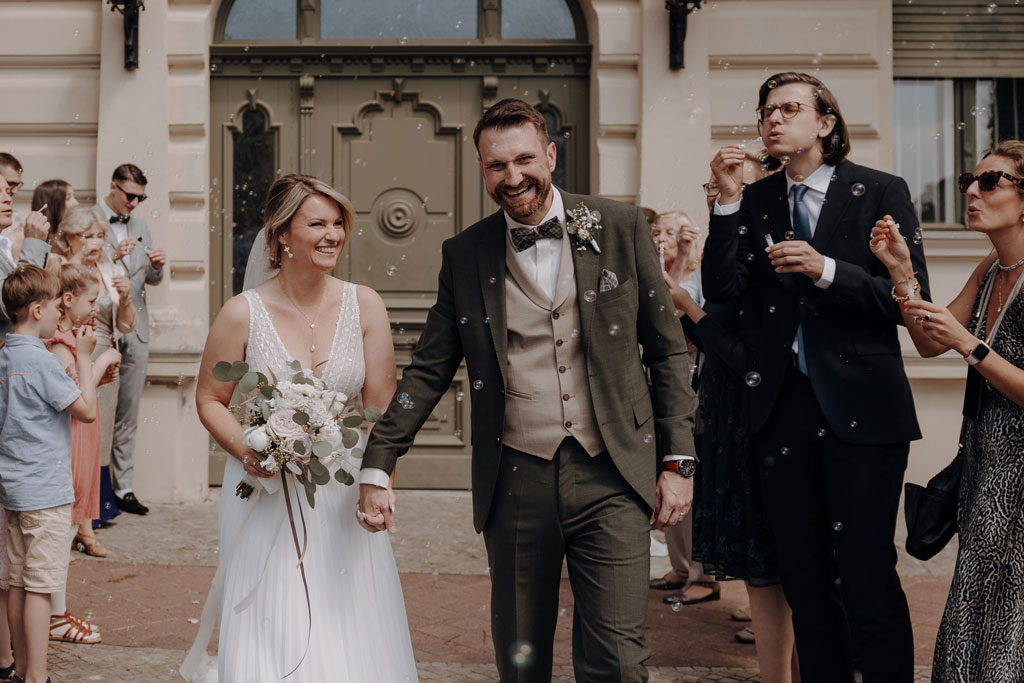 Standesamt Werneuchen feiern Hochzeitspaar Fotograf berlin Seifenblasen