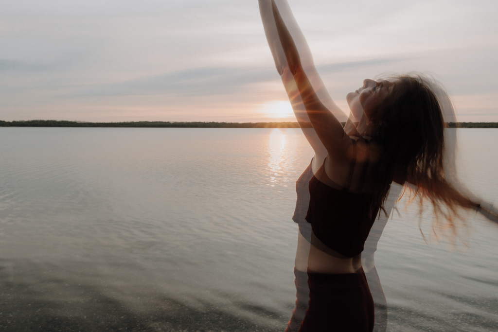 tanzende Frau woemnspower Stoff am Wasser schwarz weiß und färbe Natur am See Brandenburg berlin Fotografie portrait portrait berlin