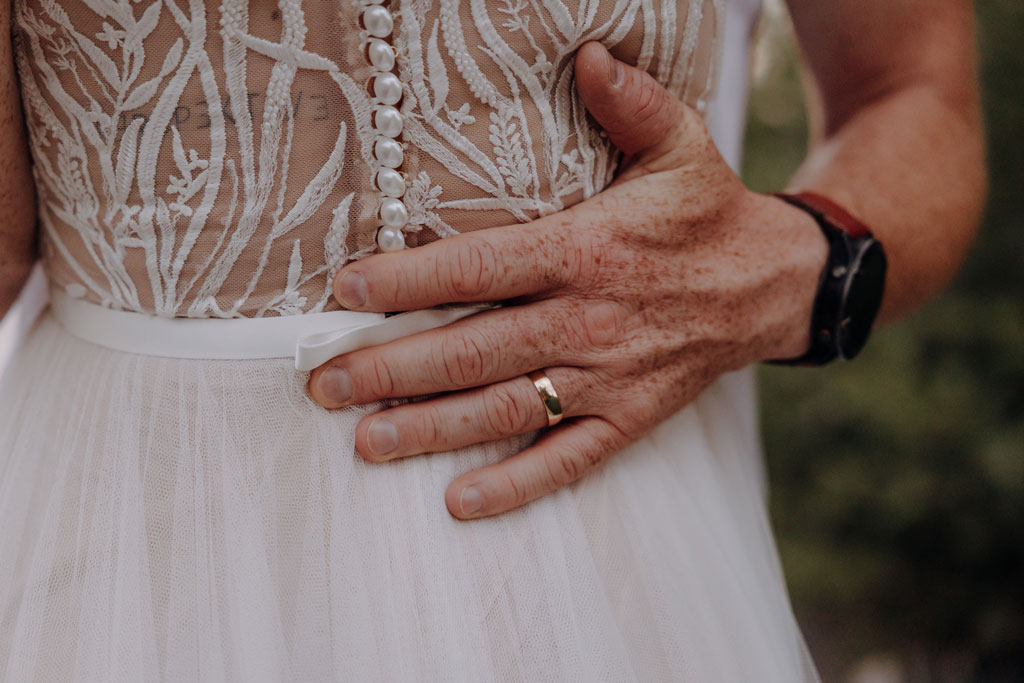 barfuß heiraten auf dem Steg heiraten in Remise am See caputh Brandenburg heiraten am See Sommerhochzeit hochzeitsfotograf berlin