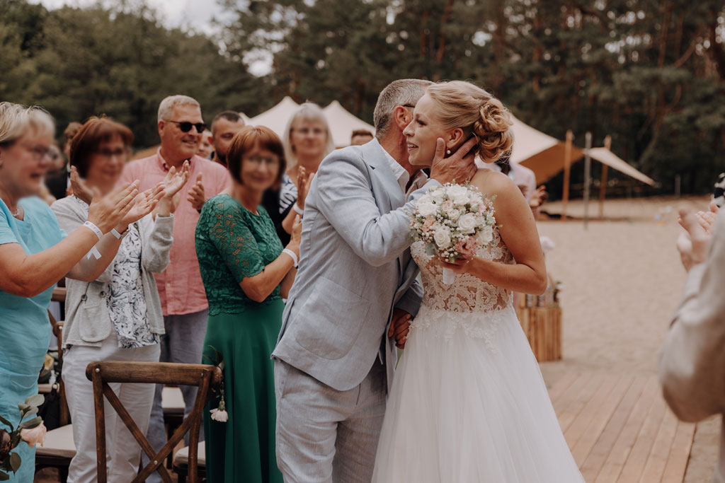 am See heiraten Grünau berlin Hochzeit beach sand am wasser heiraten freue trauung im sand hochzeitsfotograf berlin feiert Festival Hochzeit in berlin