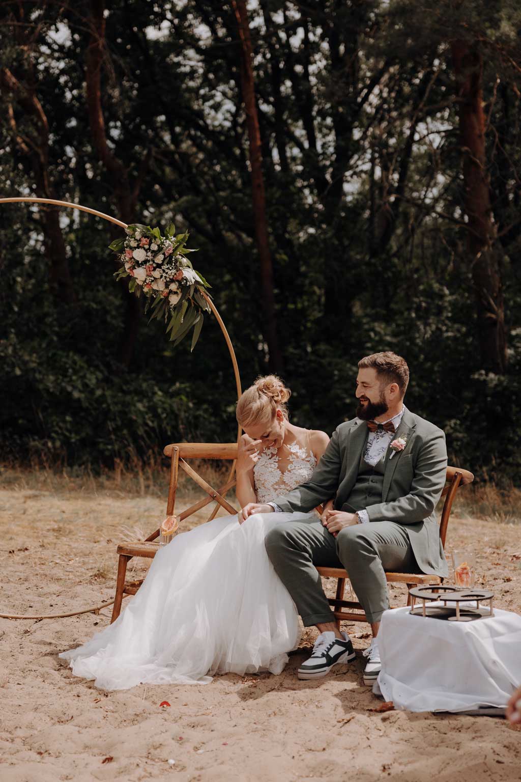 am See heiraten Grünau berlin Hochzeit beach sand am wasser heiraten freue trauung im sand hochzeitsfotograf berlin feiert Festival Hochzeit in berlin