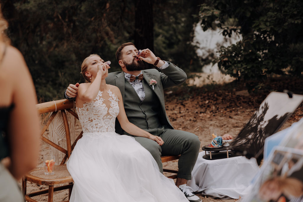 am See heiraten Grünau berlin Hochzeit beach sand am wasser heiraten freue trauung im sand hochzeitsfotograf berlin feiert Festival Hochzeit in berlin