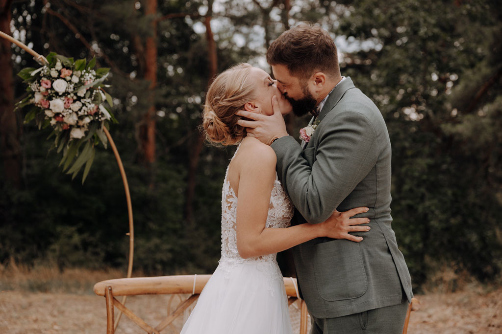 am See heiraten Grünau berlin Hochzeit beach sand am wasser heiraten freue trauung im sand hochzeitsfotograf berlin feiert Festival Hochzeit in berlin