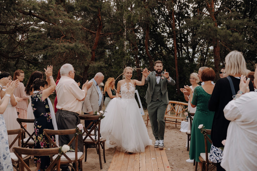 am See heiraten Grünau berlin Hochzeit beach sand am wasser heiraten freue trauung im sand hochzeitsfotograf berlin feiert Festival Hochzeit in berlin