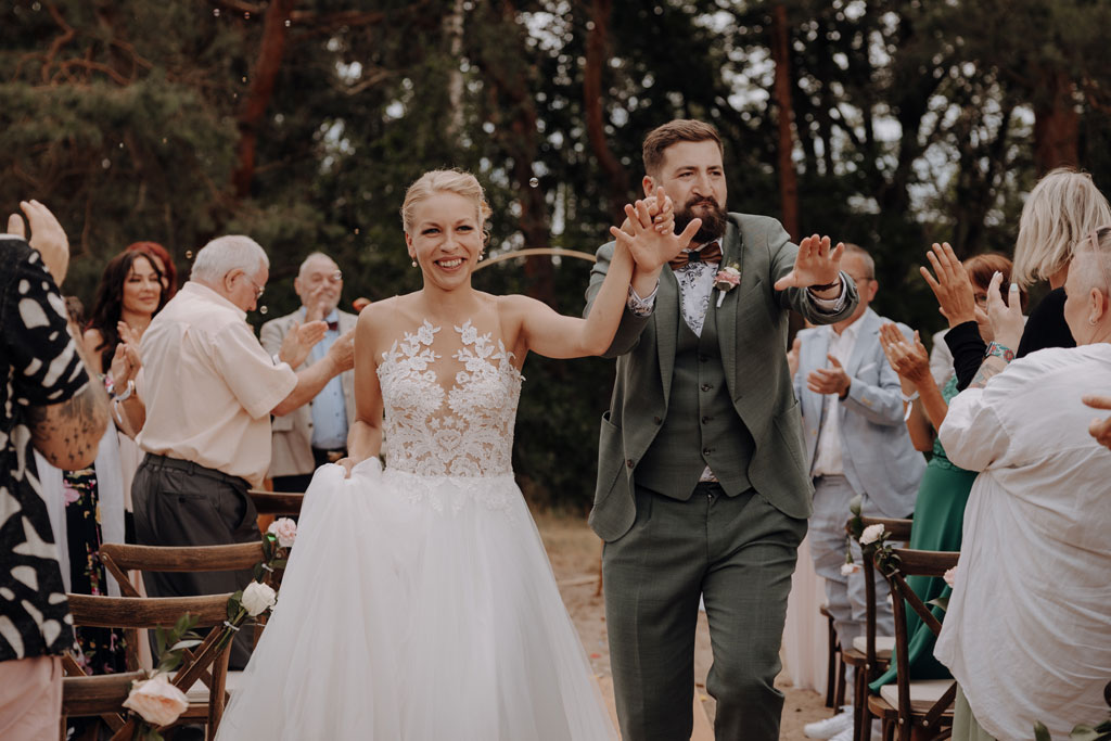 am See heiraten Grünau berlin Hochzeit beach sand am wasser heiraten freue trauung im sand hochzeitsfotograf berlin feiert Festival Hochzeit in berlin