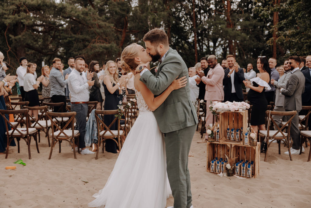 am See heiraten Grünau berlin Hochzeit beach sand am wasser heiraten freue trauung im sand hochzeitsfotograf berlin feiert Festival Hochzeit in berlin