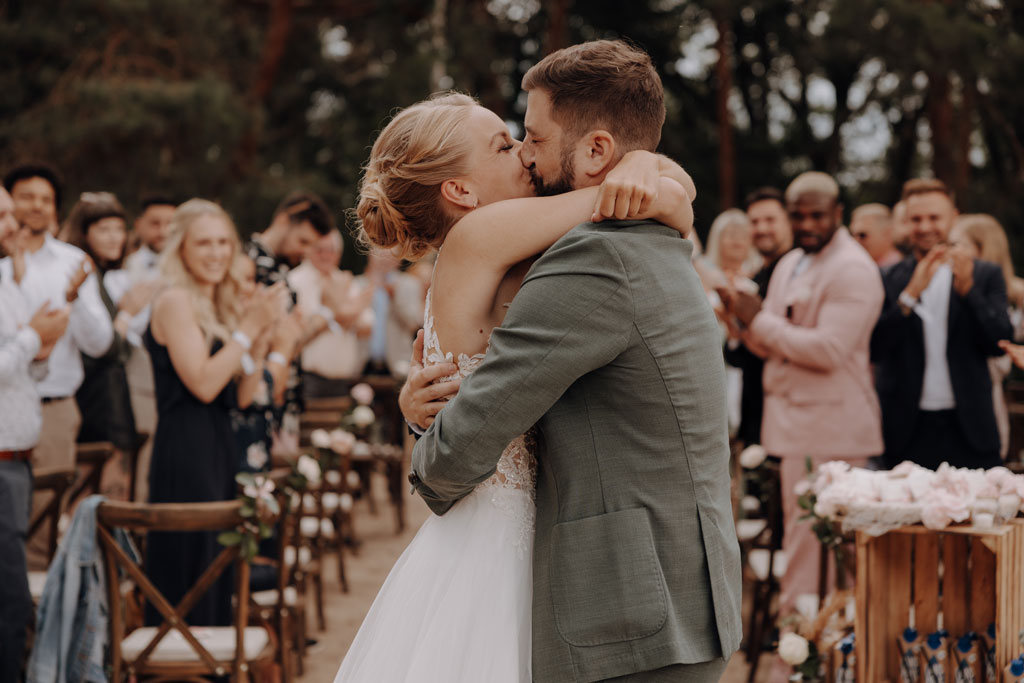 am See heiraten Grünau berlin Hochzeit beach sand am wasser heiraten freue trauung im sand hochzeitsfotograf berlin feiert Festival Hochzeit in berlin