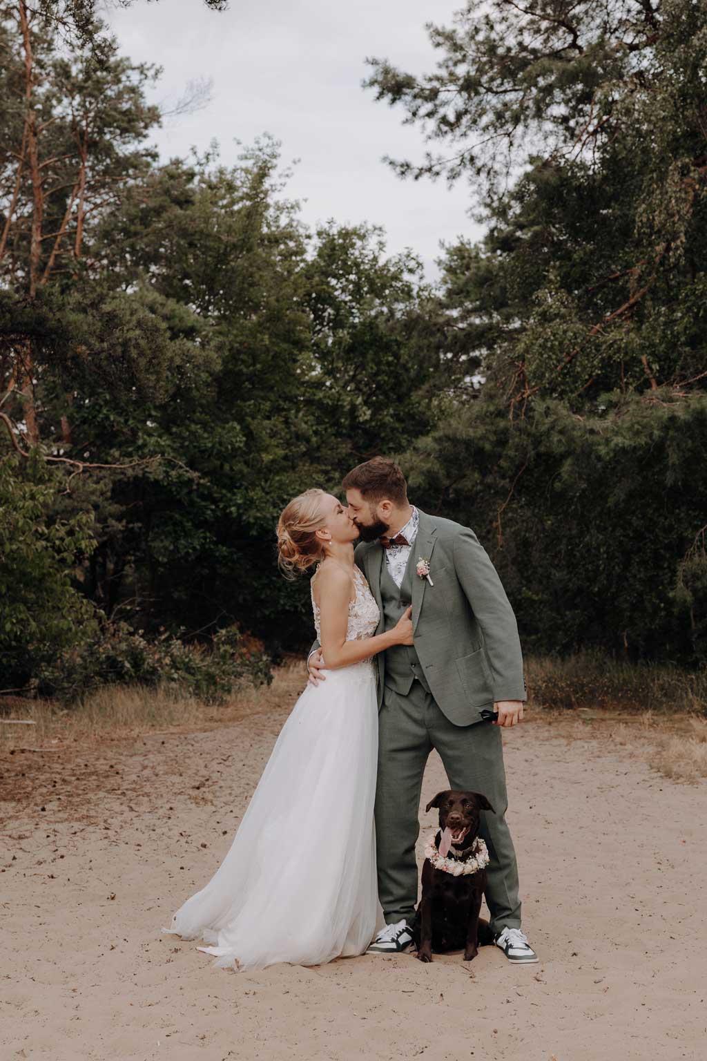 am See heiraten Grünau berlin Hochzeit beach sand am wasser heiraten freue trauung im sand hochzeitsfotograf berlin feiert Festival Hochzeit in berlin