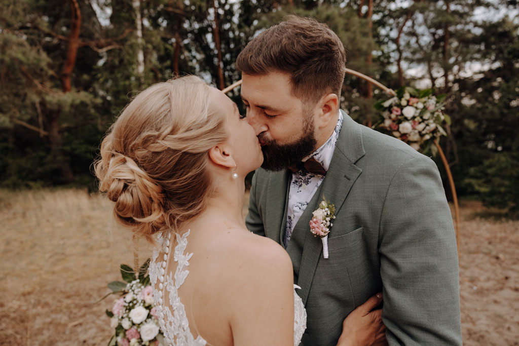 am See heiraten Grünau berlin Hochzeit beach sand am wasser heiraten freue trauung im sand hochzeitsfotograf berlin feiert Festival Hochzeit in berlin