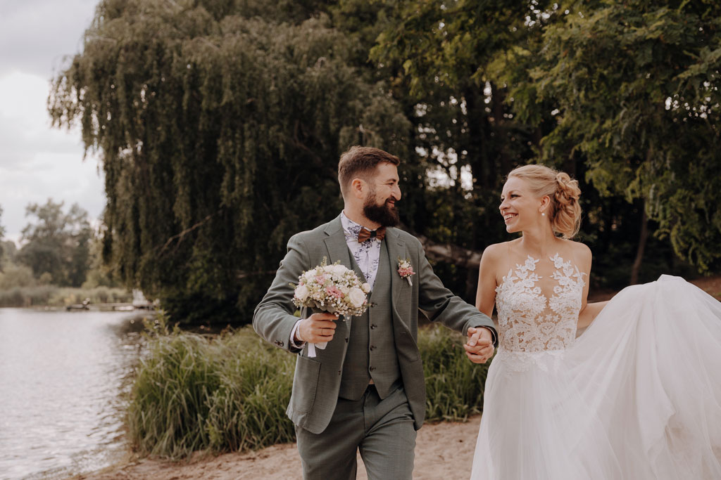 am See heiraten Grünau berlin Hochzeit beach sand am wasser heiraten freue trauung im sand hochzeitsfotograf berlin feiert Festival Hochzeit in berlin