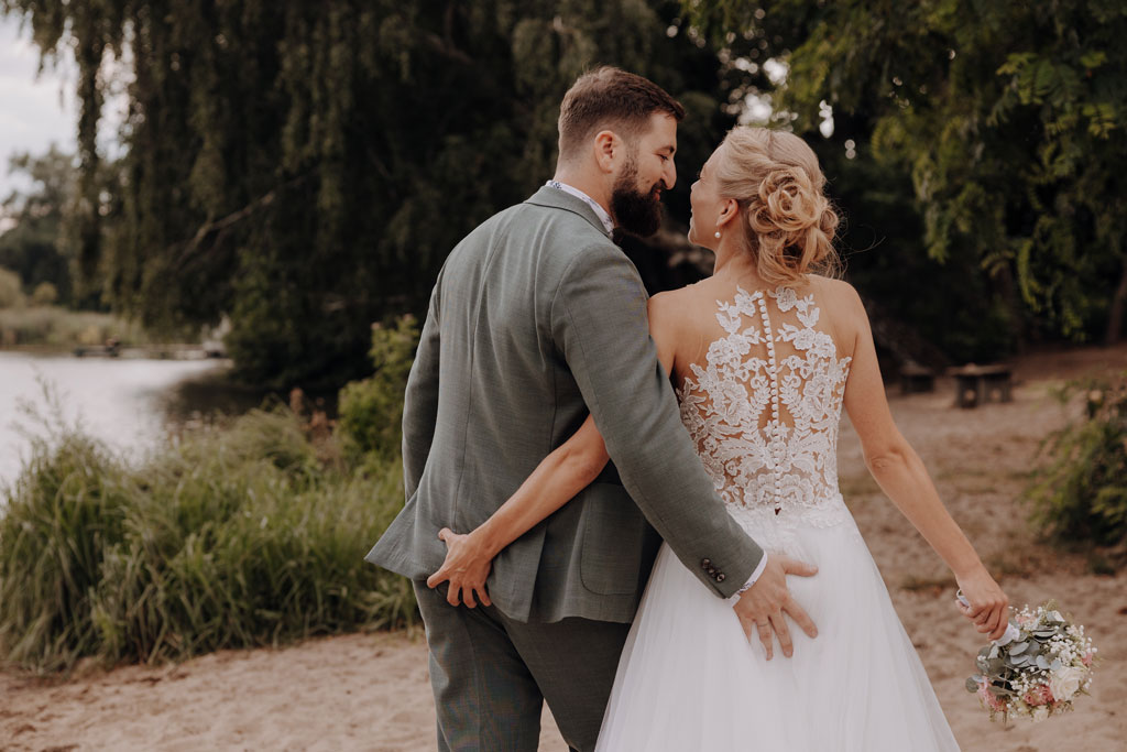 am See heiraten Grünau berlin Hochzeit beach sand am wasser heiraten freue trauung im sand hochzeitsfotograf berlin feiert Festival Hochzeit in berlin