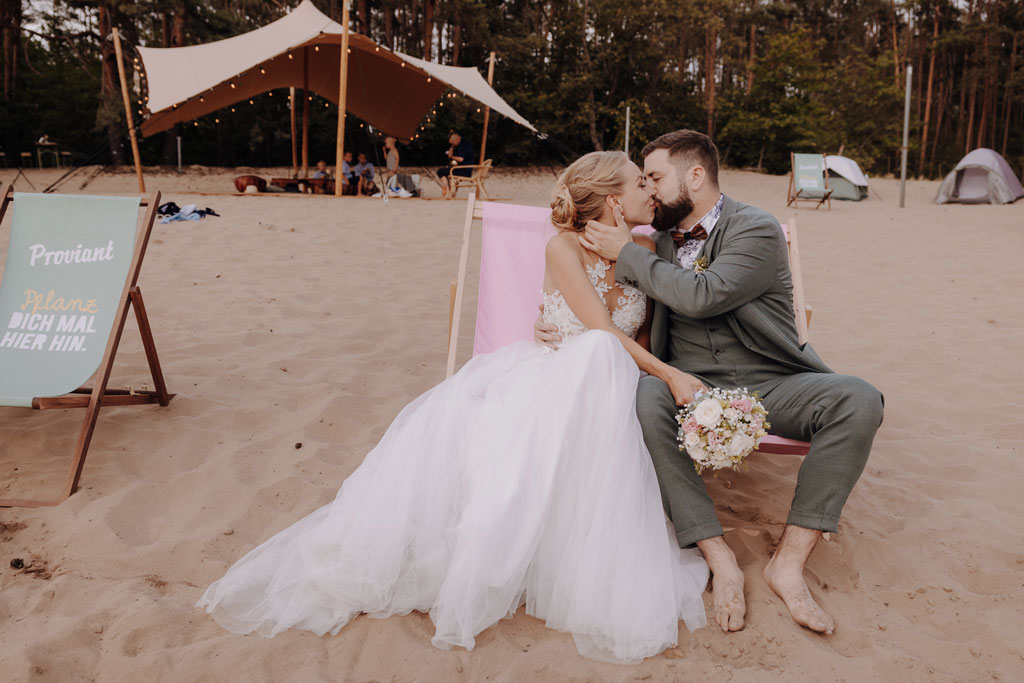 am See heiraten Grünau berlin Hochzeit beach sand am wasser heiraten freue trauung im sand hochzeitsfotograf berlin feiert Festival Hochzeit in berlin