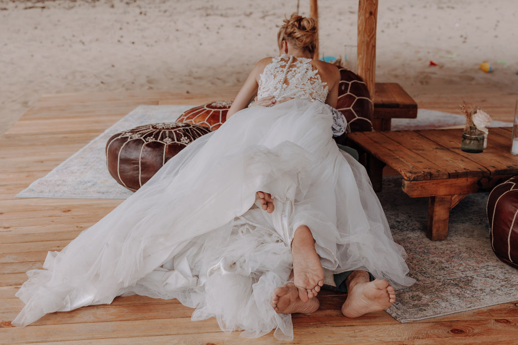 am See heiraten Grünau berlin Hochzeit beach sand am wasser heiraten freue trauung im sand hochzeitsfotograf berlin feiert Festival Hochzeit in berlin