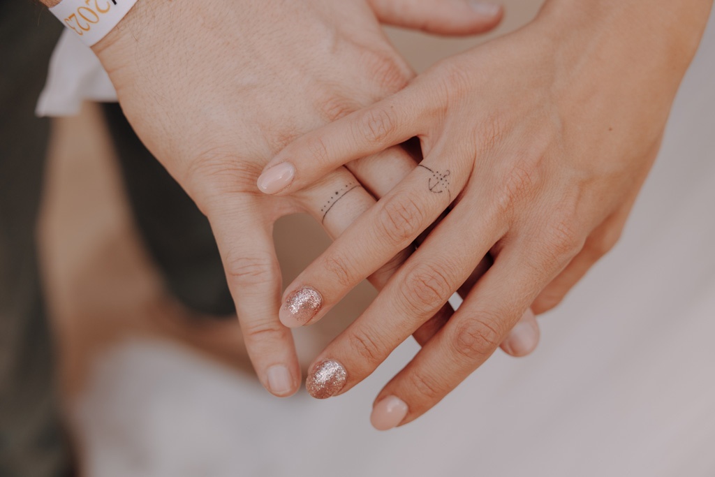 am See heiraten Grünau berlin Hochzeit beach sand am wasser heiraten freue trauung im sand hochzeitsfotograf berlin feiert Festival Hochzeit in berlin