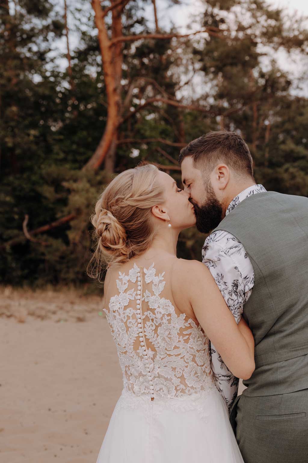 am See heiraten Grünau berlin Hochzeit beach sand am wasser heiraten freue trauung im sand hochzeitsfotograf berlin feiert Festival Hochzeit in berlin