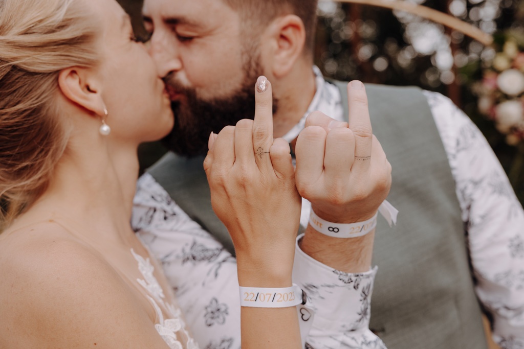 am See heiraten Grünau berlin Hochzeit beach sand am wasser heiraten freue trauung im sand hochzeitsfotograf berlin feiert Festival Hochzeit in berlin