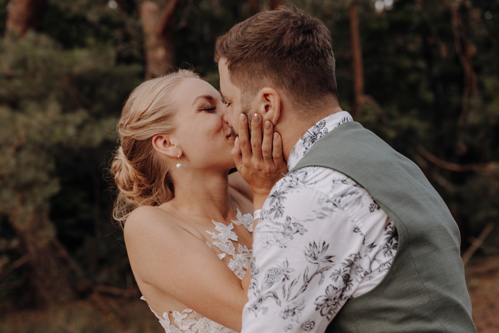 am See heiraten Grünau berlin Hochzeit beach sand am wasser heiraten freue trauung im sand hochzeitsfotograf berlin feiert Festival Hochzeit in berlin