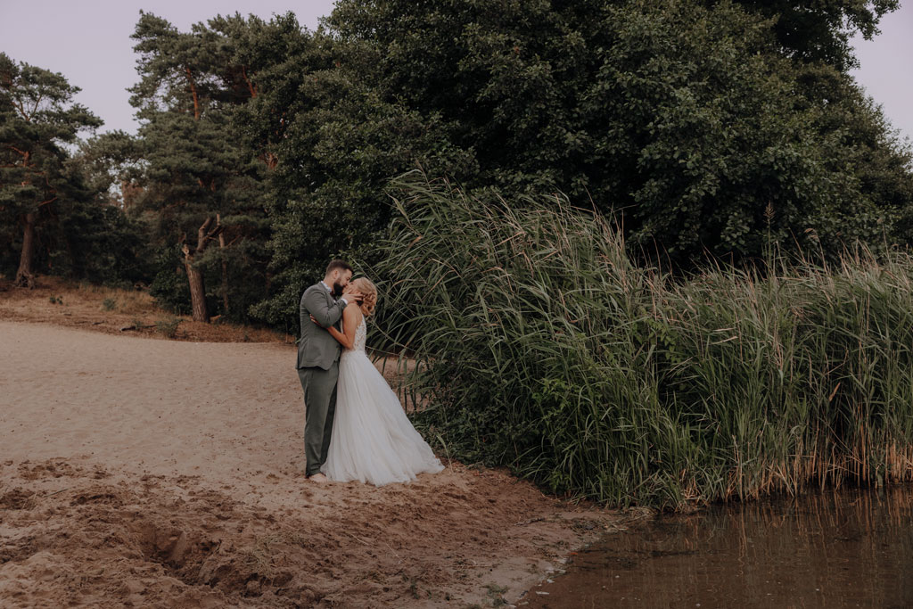 am See heiraten Grünau berlin Hochzeit beach sand am wasser heiraten freue trauung im sand hochzeitsfotograf berlin feiert Festival Hochzeit in berlin