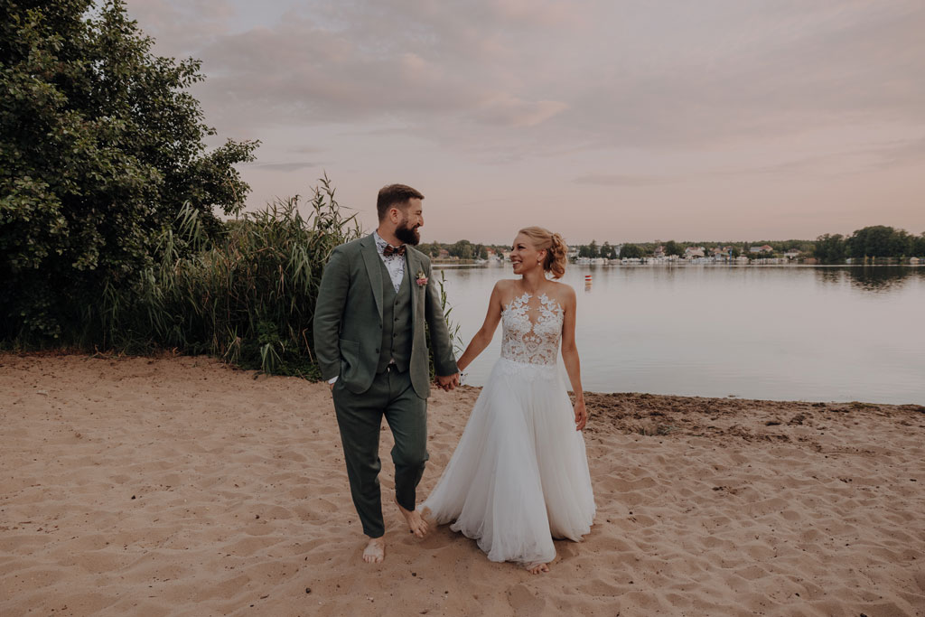 am See heiraten Grünau berlin Hochzeit beach sand am wasser heiraten freue trauung im sand hochzeitsfotograf berlin feiert Festival Hochzeit in berlin