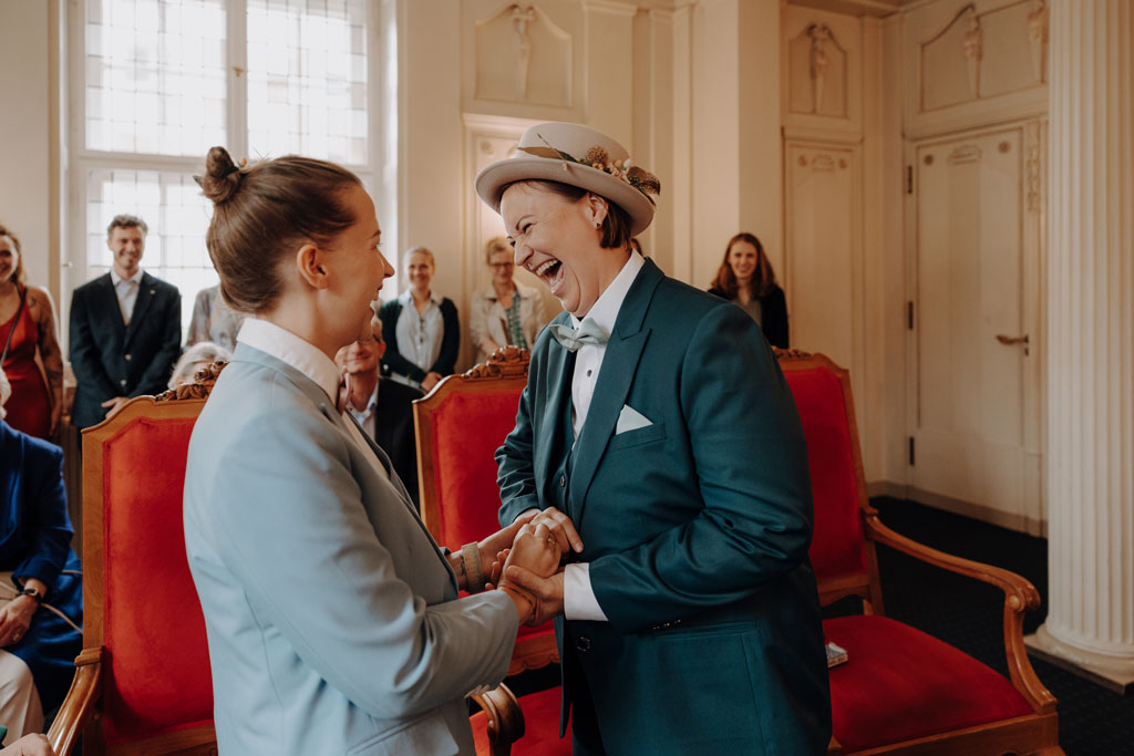 heiraten Rathaus Schöneberg berlin Standesamt standesamtliche Trauung hochzeitsfotograf berlin heiraten 2024 gleichgeschlechtliche ehe bunte Hochzeit mit Fahnen Regenbogenflaggen