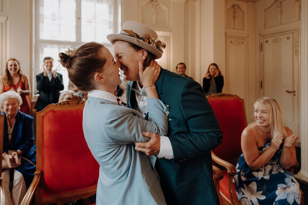 heiraten Rathaus Schöneberg berlin Standesamt standesamtliche Trauung hochzeitsfotograf berlin heiraten 2024 gleichgeschlechtliche ehe bunte Hochzeit mit Fahnen Regenbogenflaggen