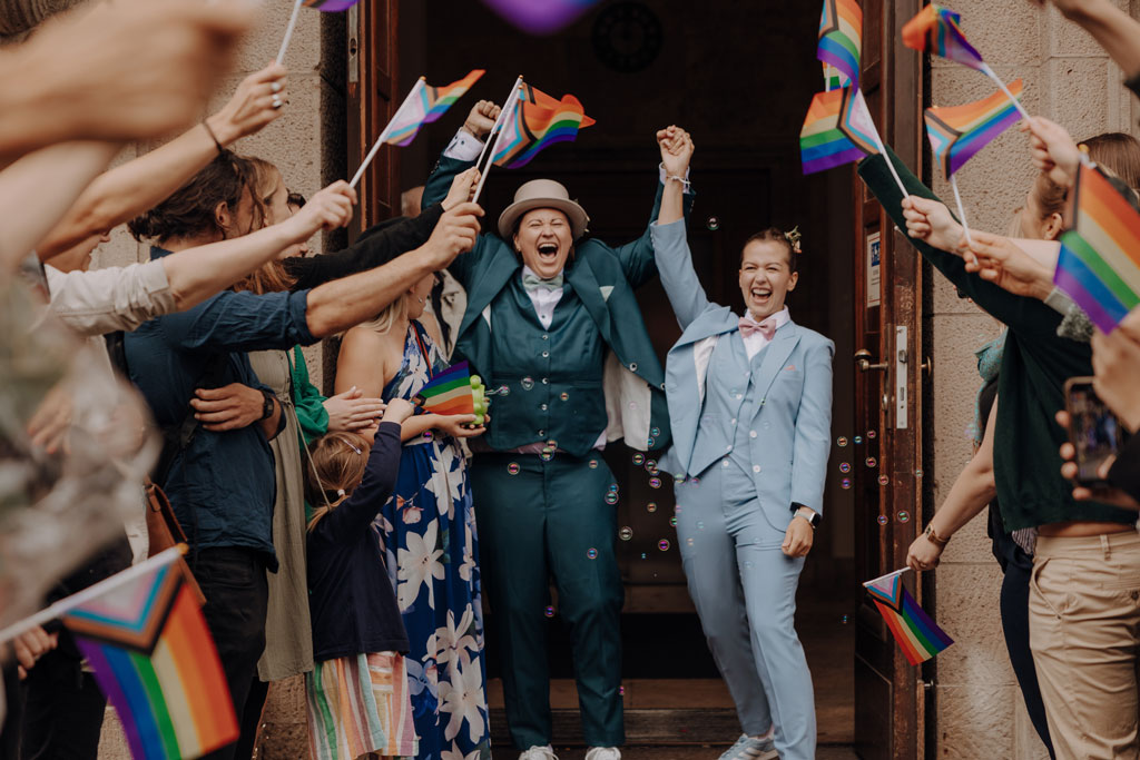 heiraten Rathaus Schöneberg berlin Standesamt standesamtliche Trauung hochzeitsfotograf berlin heiraten 2024 gleichgeschlechtliche ehe bunte Hochzeit mit Fahnen Regenbogenflaggen