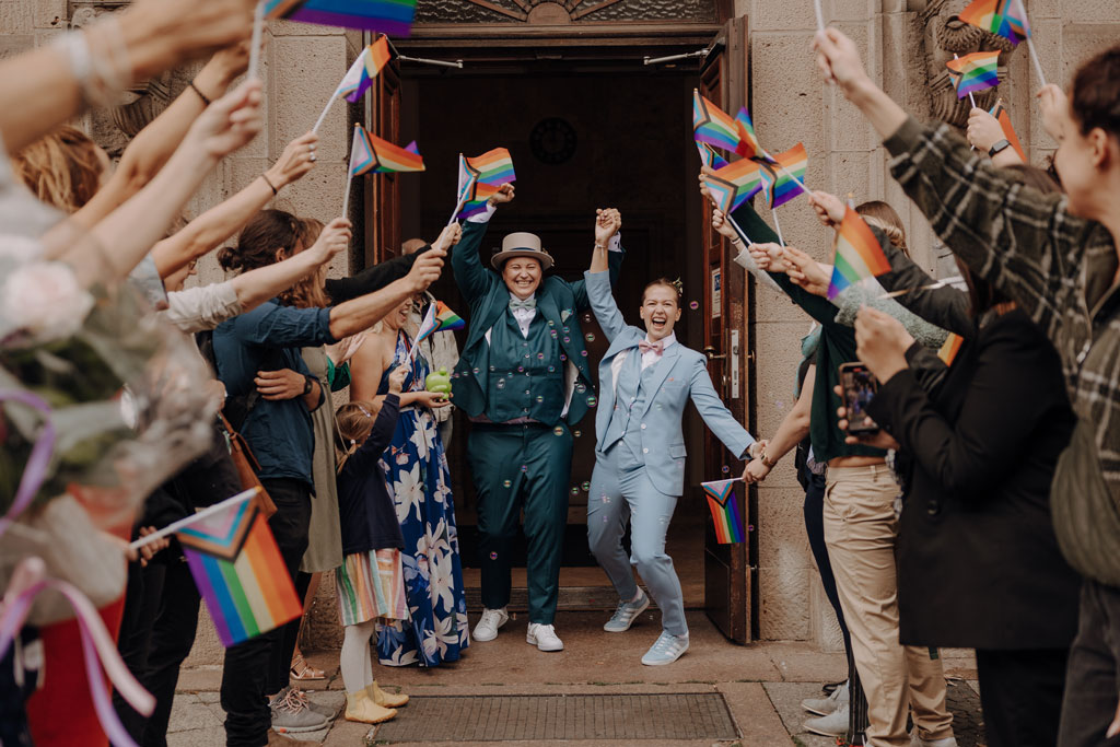 heiraten Rathaus Schöneberg berlin Standesamt standesamtliche Trauung hochzeitsfotograf berlin heiraten 2024 gleichgeschlechtliche ehe bunte Hochzeit mit Fahnen Regenbogenflaggen