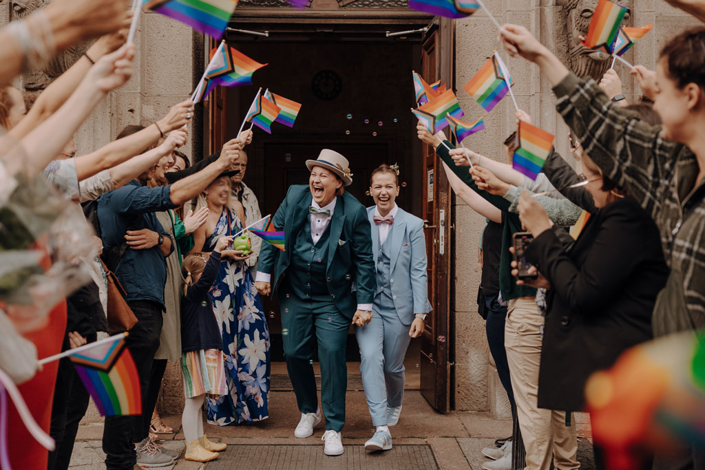 heiraten Rathaus Schöneberg berlin Standesamt standesamtliche Trauung hochzeitsfotograf berlin heiraten 2024 gleichgeschlechtliche ehe bunte Hochzeit mit Fahnen Regenbogenflaggen