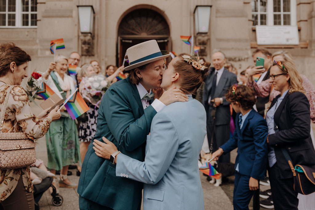 heiraten Rathaus Schöneberg berlin Standesamt standesamtliche Trauung hochzeitsfotograf berlin heiraten 2024 gleichgeschlechtliche ehe bunte Hochzeit mit Fahnen Regenbogenflaggen